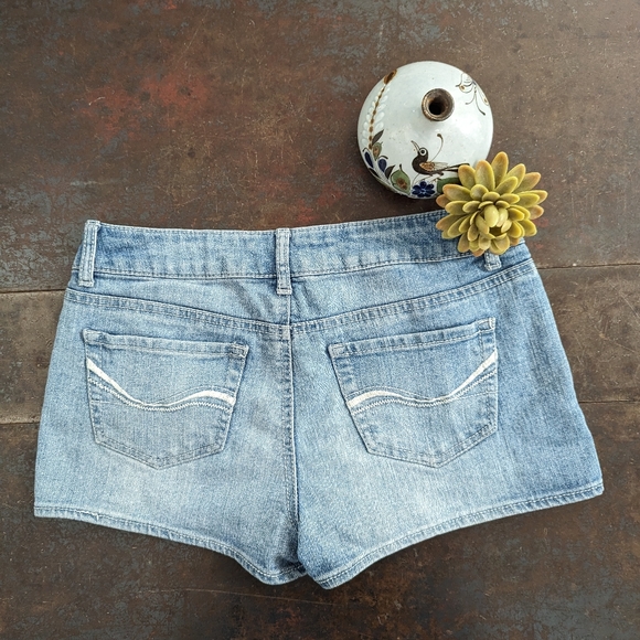 SO Jean Shortie Shorts - Picture 2 of 7